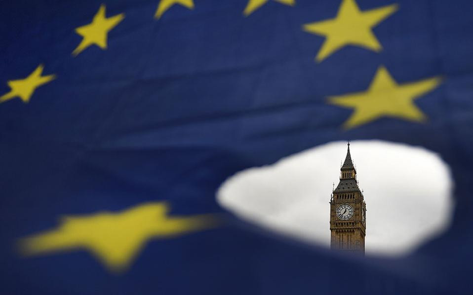 Brexit: Με απόσυρση από τις διαπραγματεύσεις απειλεί το Λονδίνο